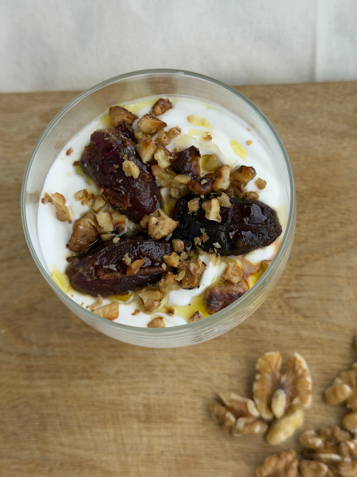 Butter-fried dates with caramelized walnuts on Greek yoghurt